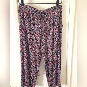 Secret Treasures Capri Style Floral Pajama Bottoms‎ Size Small